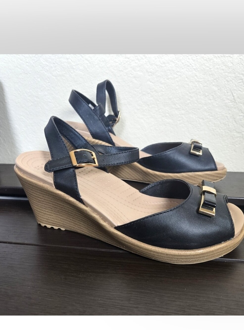 Crocs Leigh Ann Wedge Sandal 202037 Black Gold Bow Peep Toe Ankle Strap Sz 7